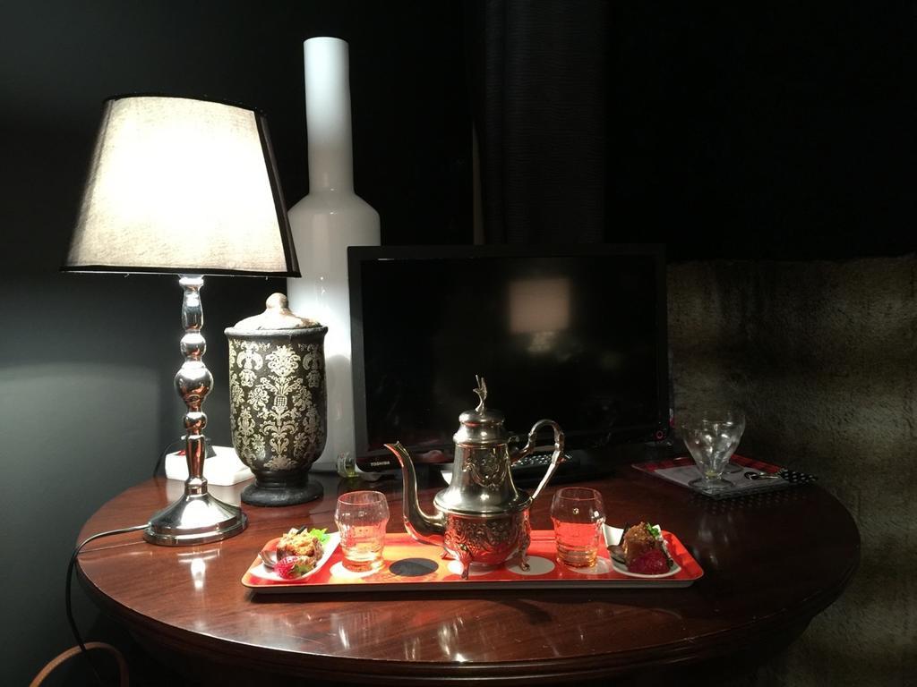 Chambres D'Hotes Maison Auguste 살롱드프로방스 객실 사진